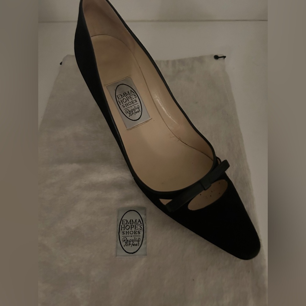 ￼🇬🇧🇮🇹 Emma Hope EU 42; Black suede, pointy court shoes, w cut-out+bow 2.5” heel